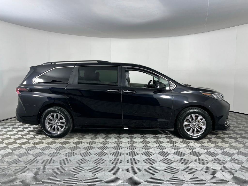 Used 2024 Toyota Sienna XLE image 3