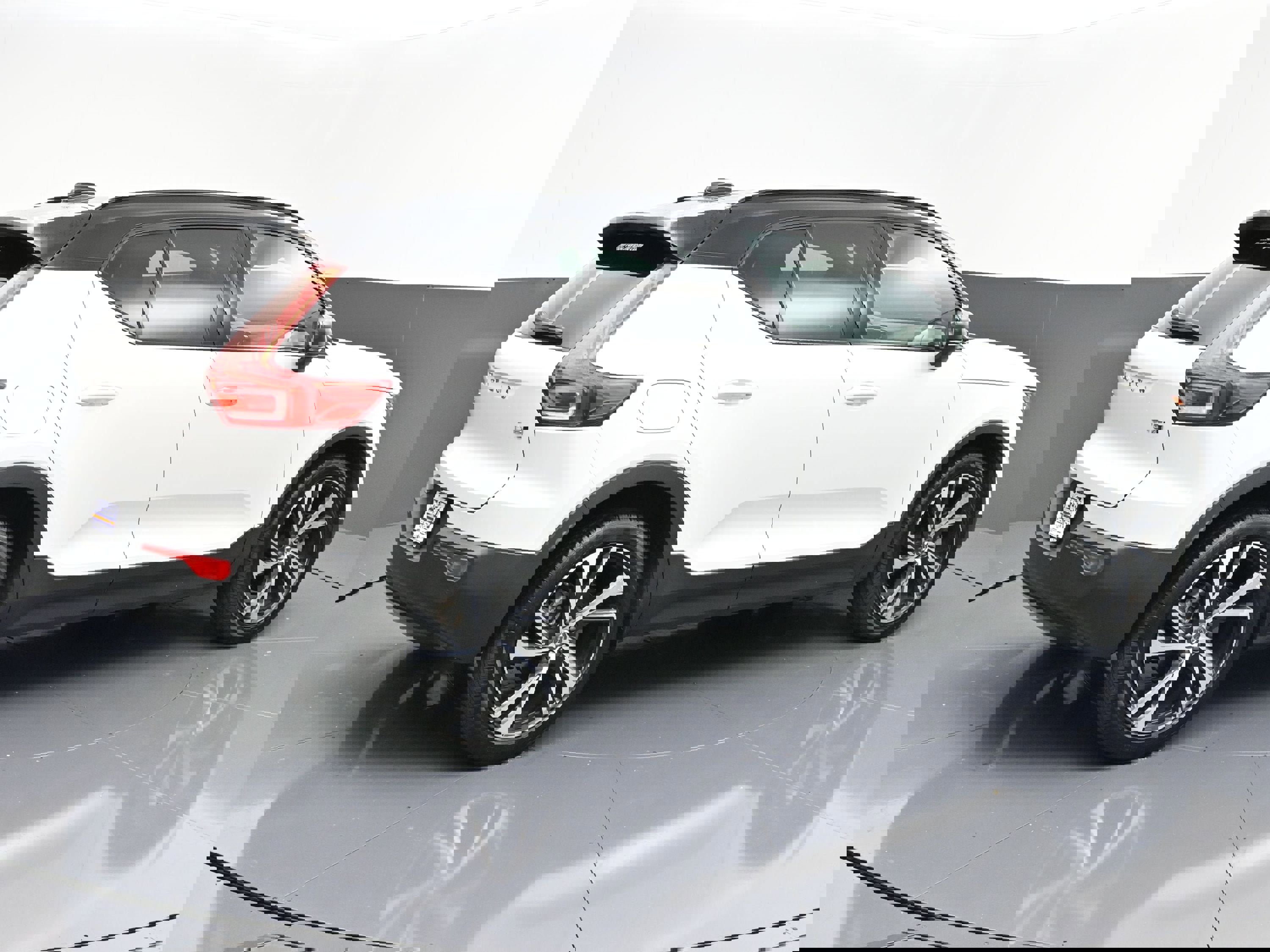 Used 2022 Volvo XC40 T5 R-Design image 7