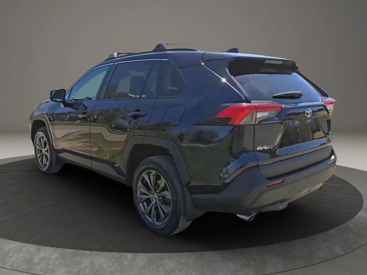 Used 2023 Toyota RAV4 XLE Premium AWD/4WD image 5