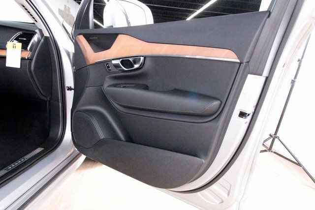 Certified 2025 Volvo XC90 B6 Plus w/ Protection Package Premier image 24