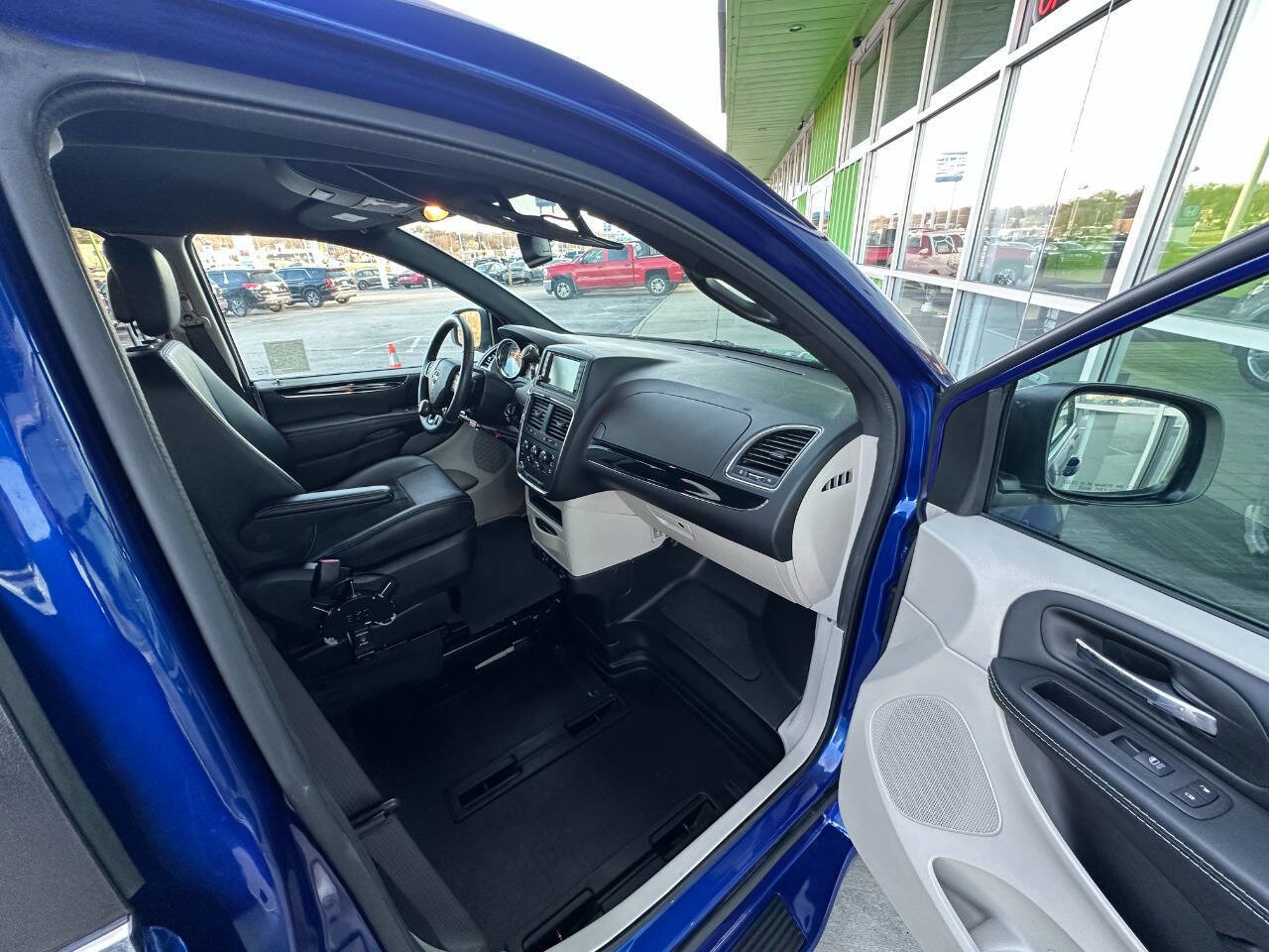 Used 2018 Dodge Grand Caravan SXT image 19