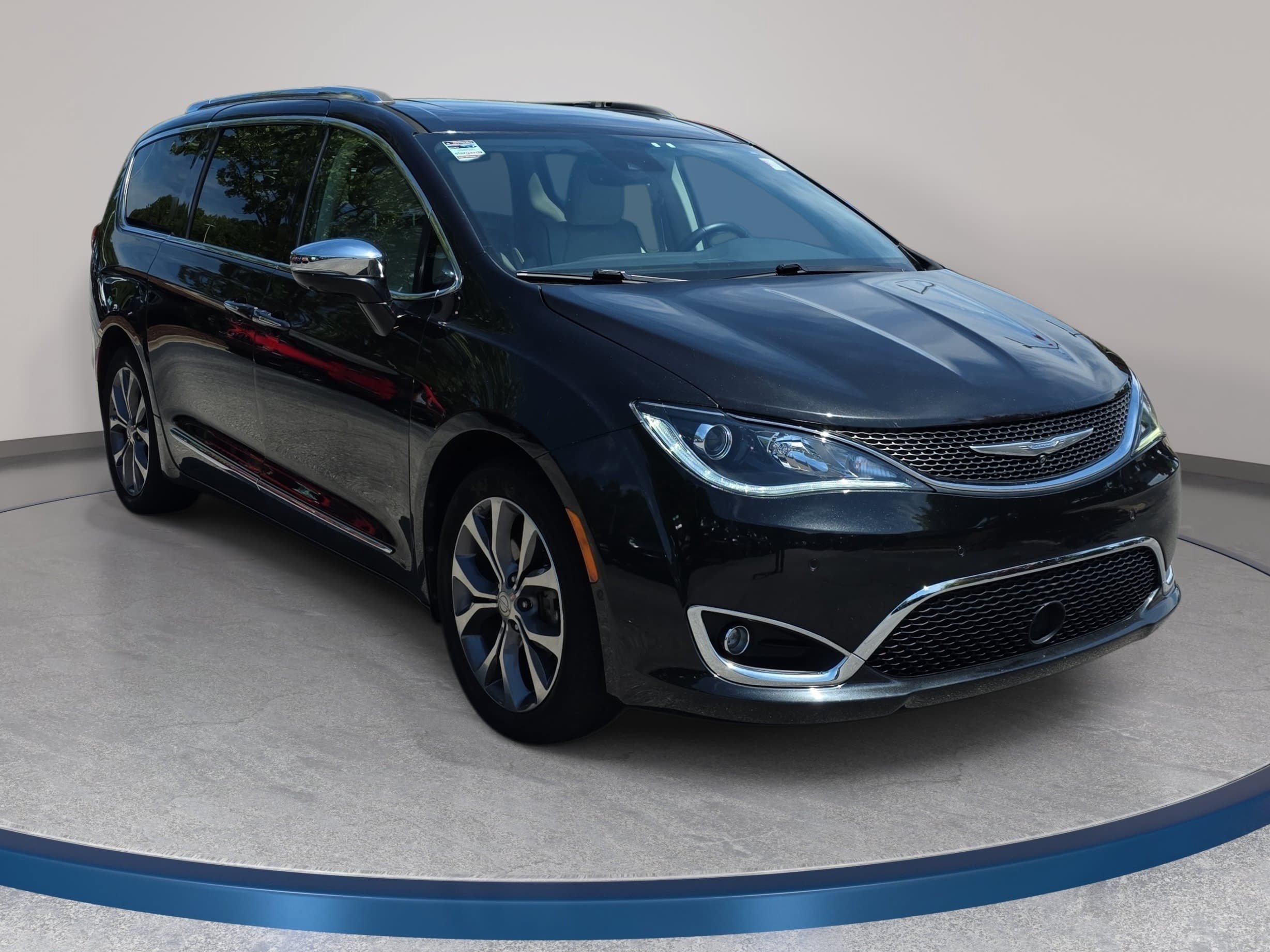 Used 2017 Chrysler Pacifica Limited FWD image 3