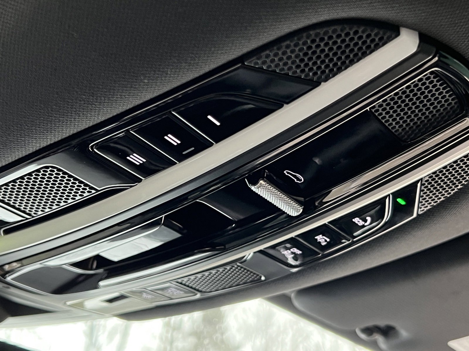 Certified 2022 Porsche Cayenne Platinum Edition image 31