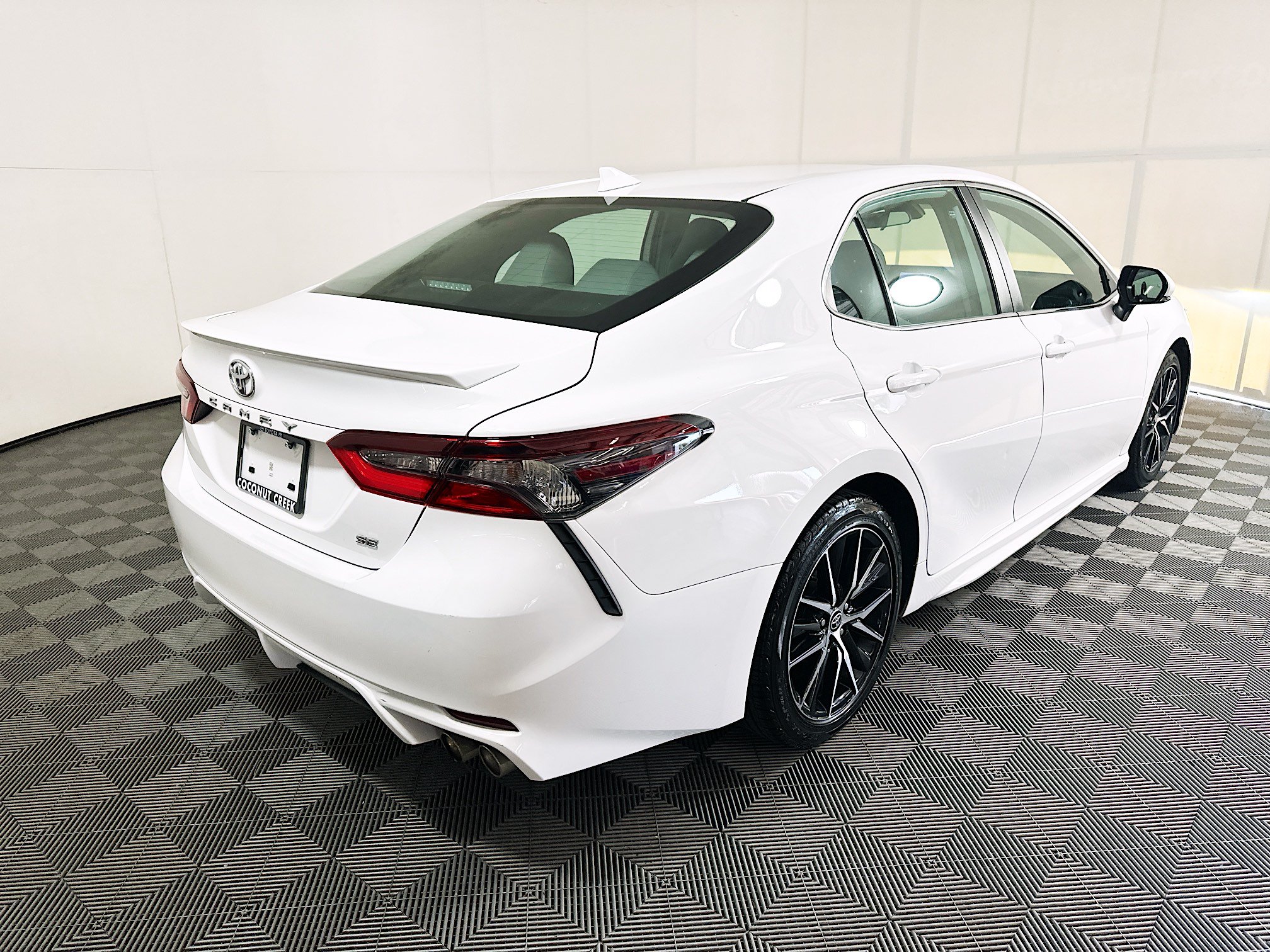 Used 2023 Toyota Camry SE FWD image 3