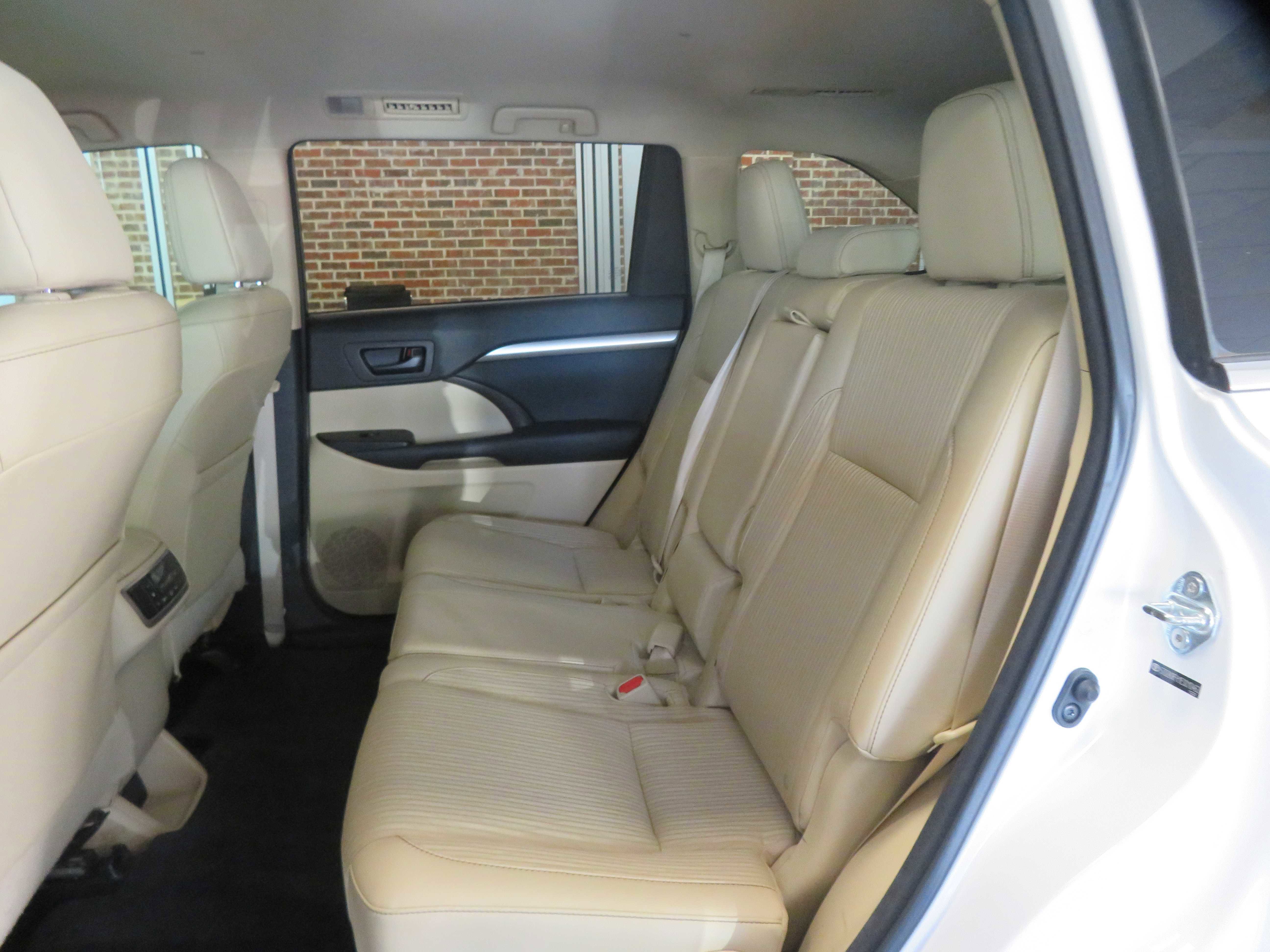 Used 2014 Toyota Highlander Plus FWD image 19