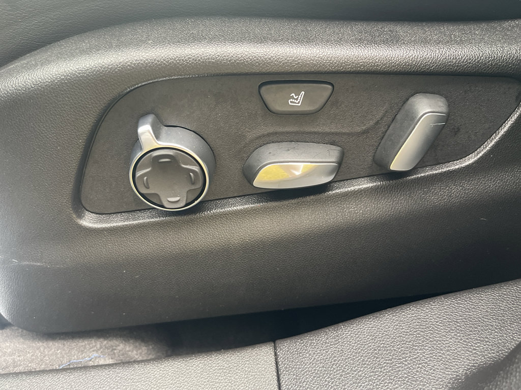 Used 2025 Cadillac XT4 Premium Luxury image 16