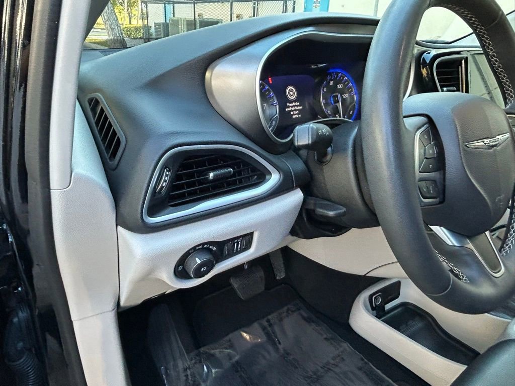 Certified 2024 Chrysler Pacifica Touring-L image 18