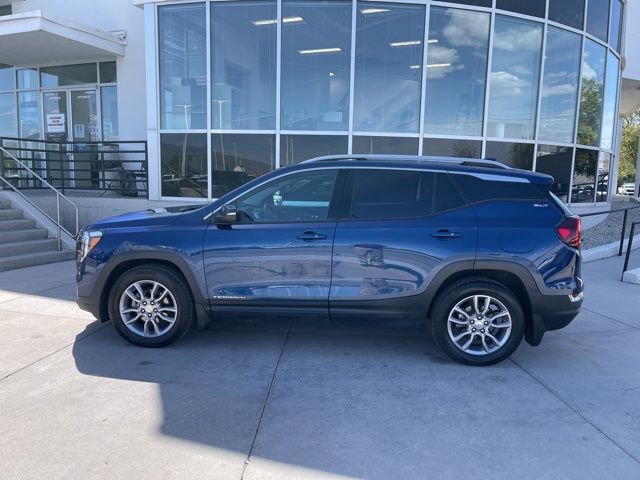Used 2022 GMC Terrain SLT w/ Infotainment Package II AWD/4WD image 4