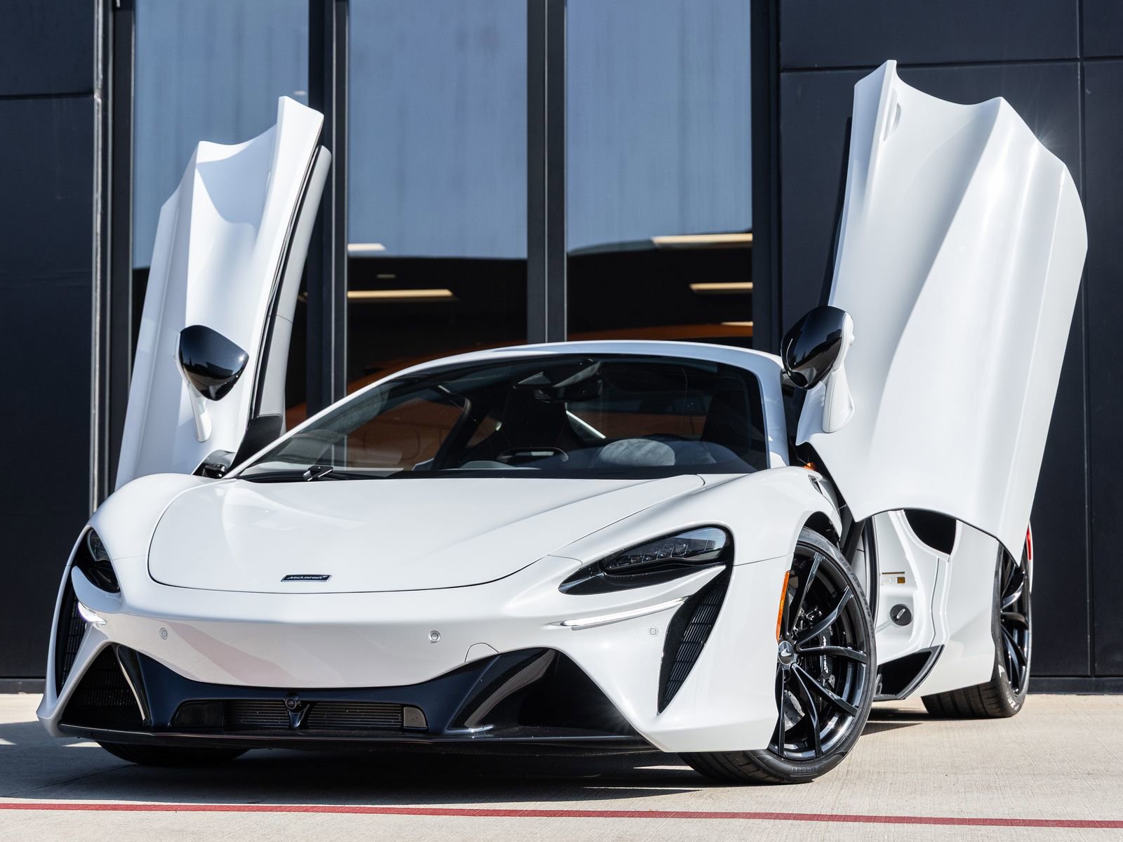 Used 2024 McLaren Artura image 2