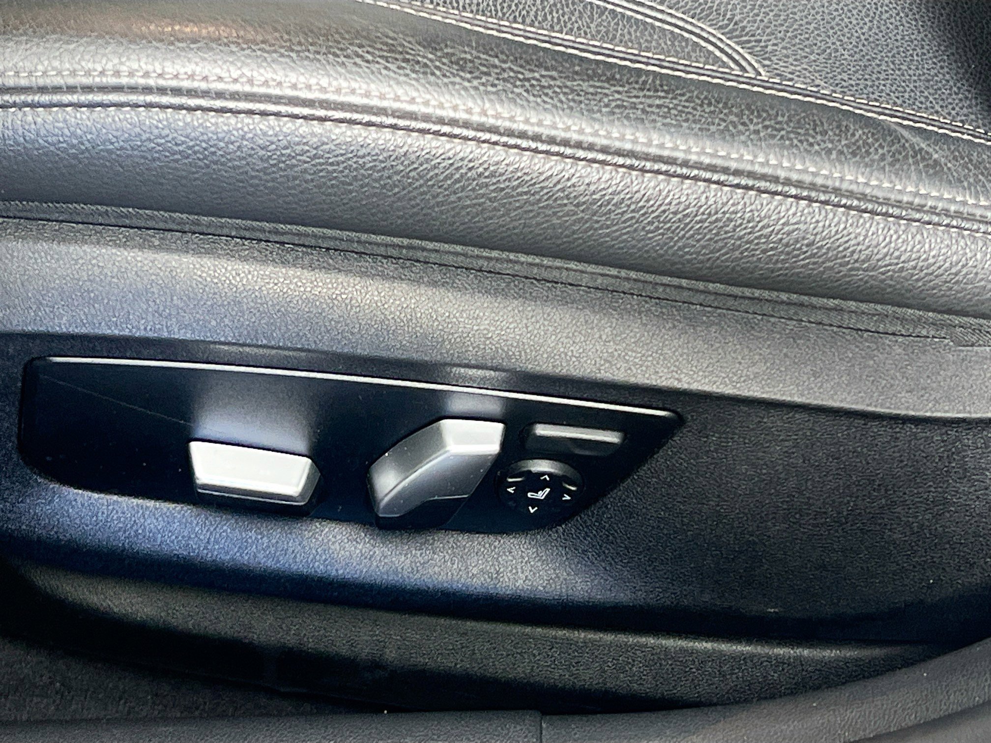 Used 2020 BMW 540i w/ Convenience Package image 15