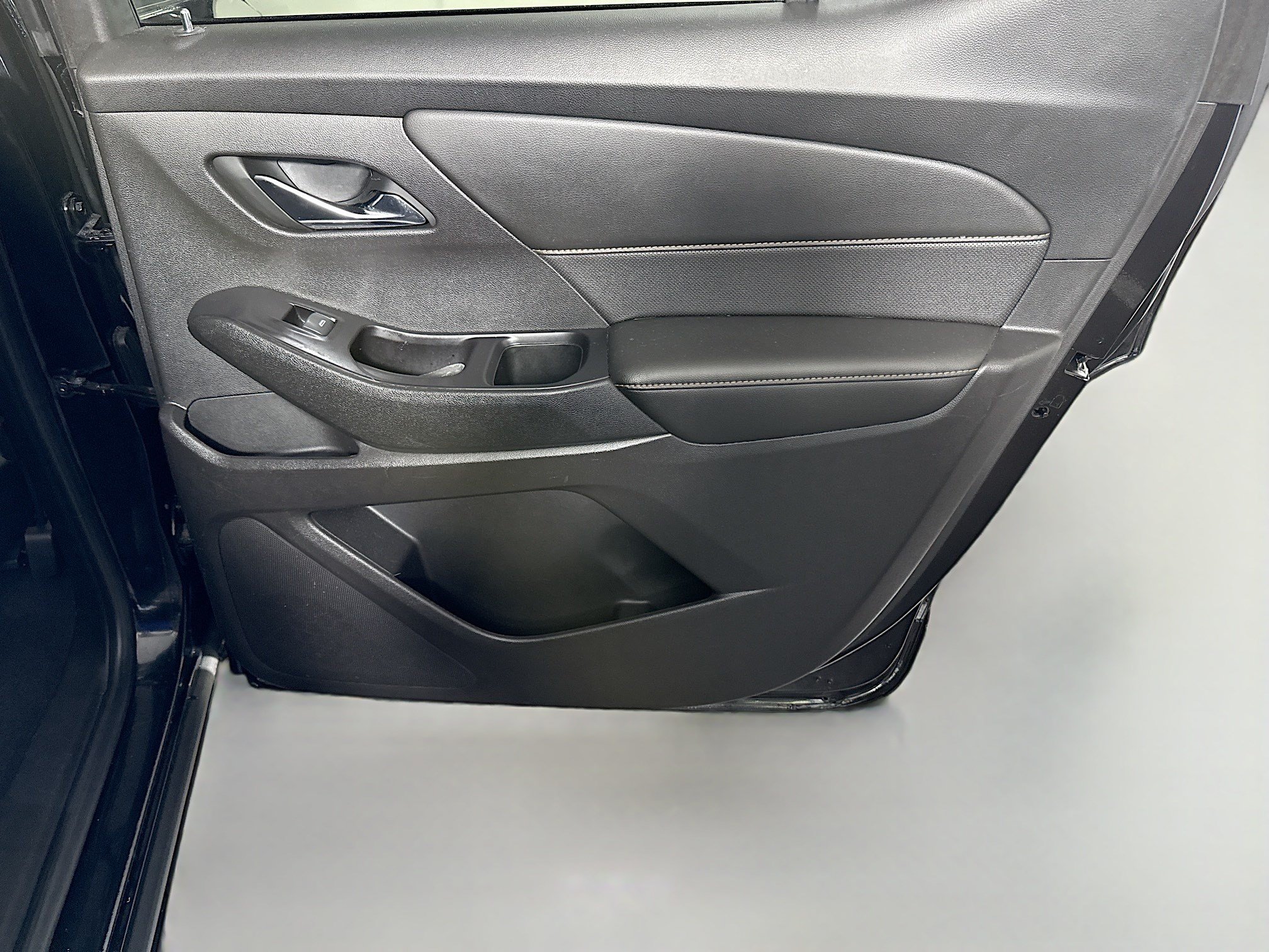 Used 2019 Chevrolet Traverse Premier w/ LPO, Blackout Package FWD image 28