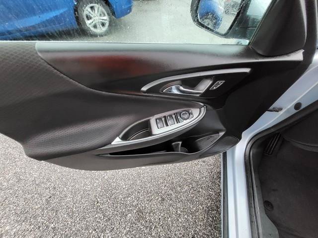 Used 2018 Chevrolet Malibu LT FWD image 16