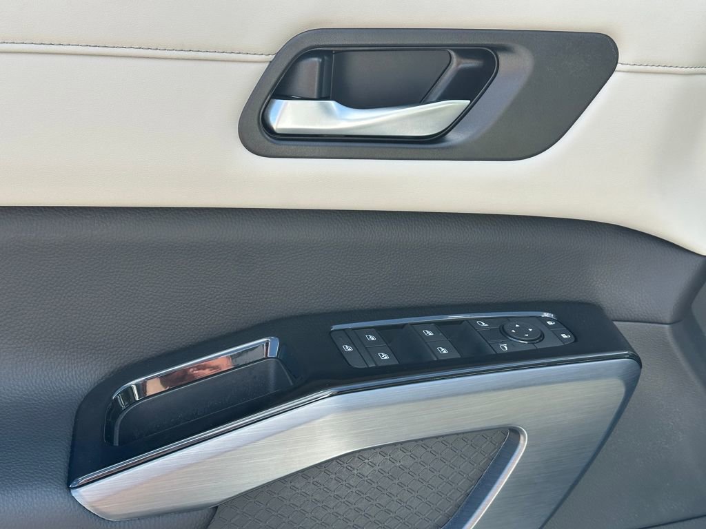 Used 2025 Nissan Pathfinder SL w/ Lighting Package (N92) image 28