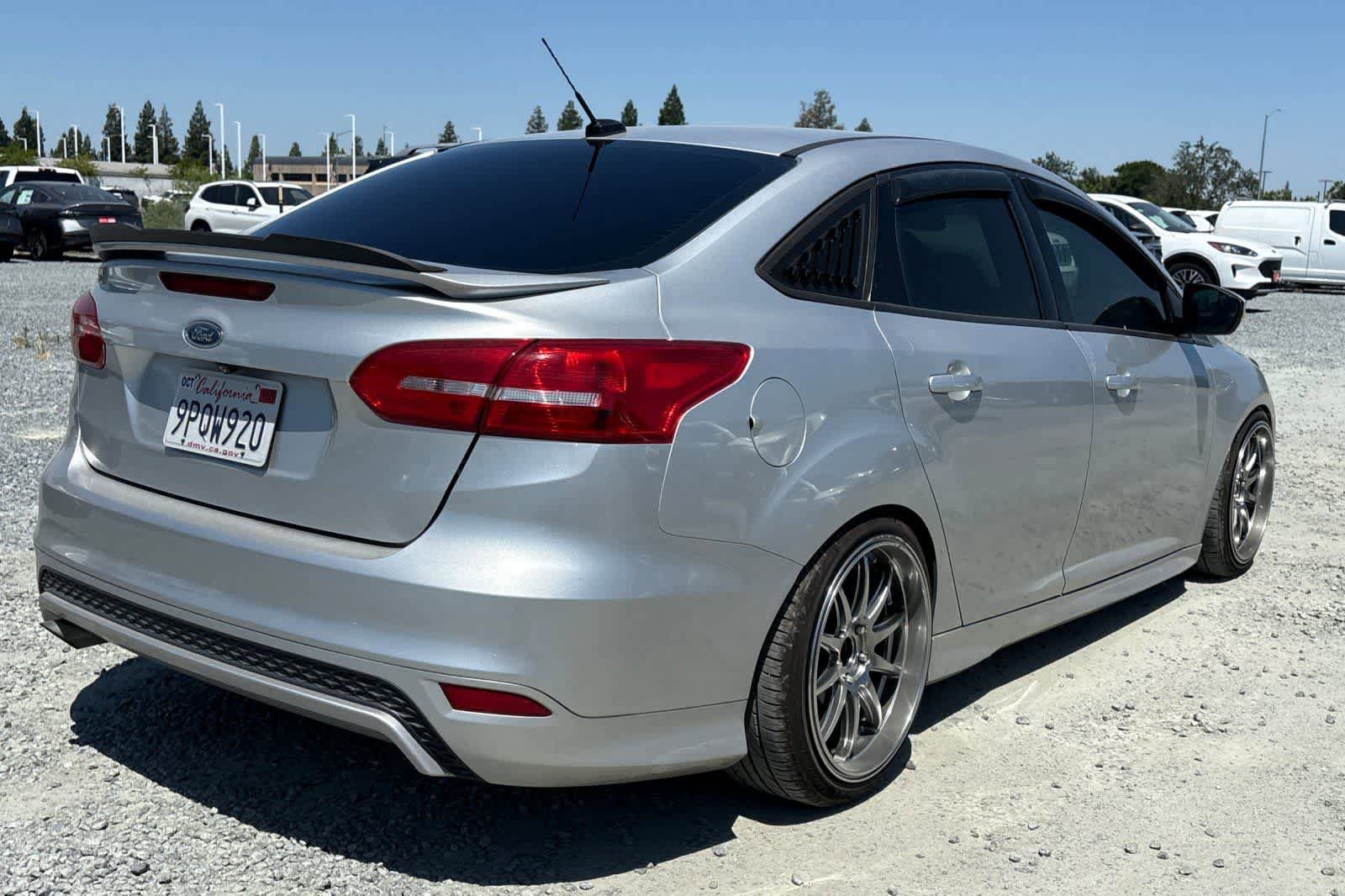 Used 2015 Ford Focus SE w/ SE Sport Package FWD image 3