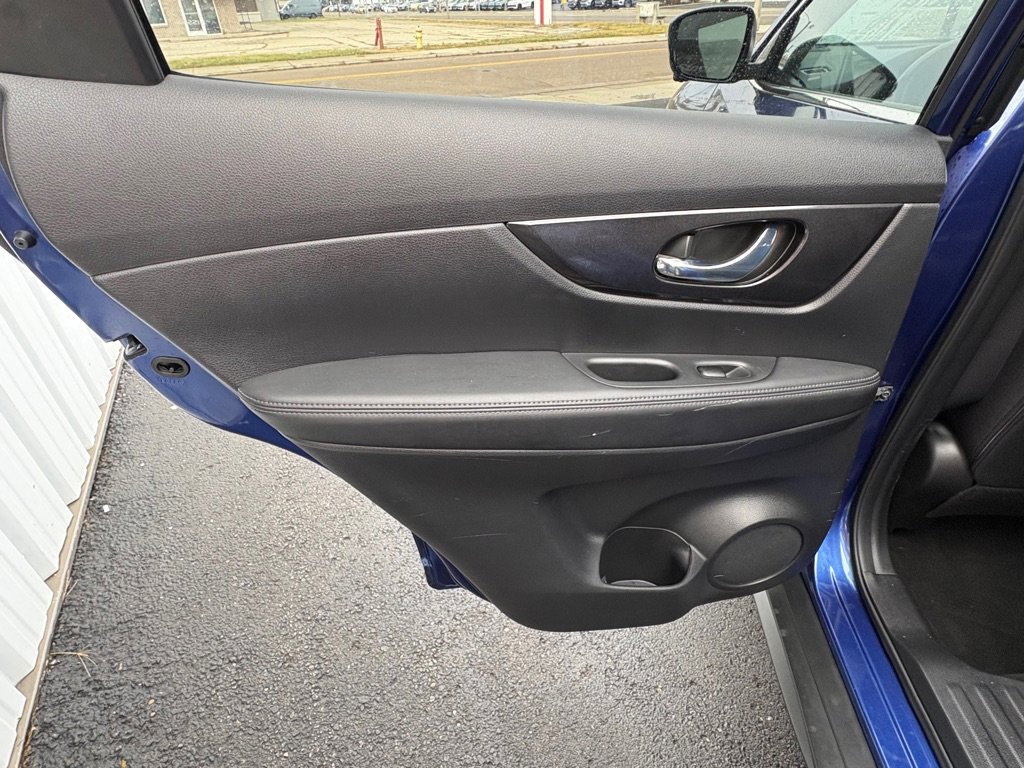 Used 2018 Nissan Rogue SV w/ Sun & Sound Touring Package image 10