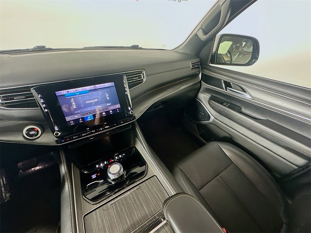 Used 2024 Jeep Wagoneer Series II w/ Flexible Seating Group image 11