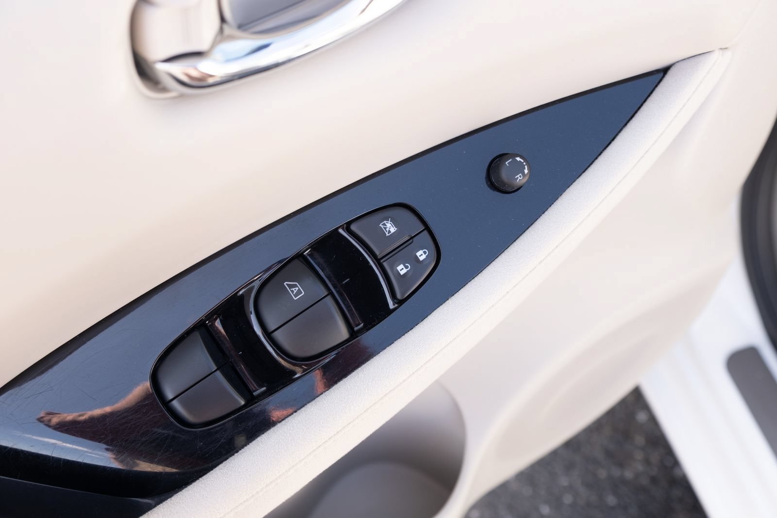 Used 2015 Nissan Leaf SV FWD image 12
