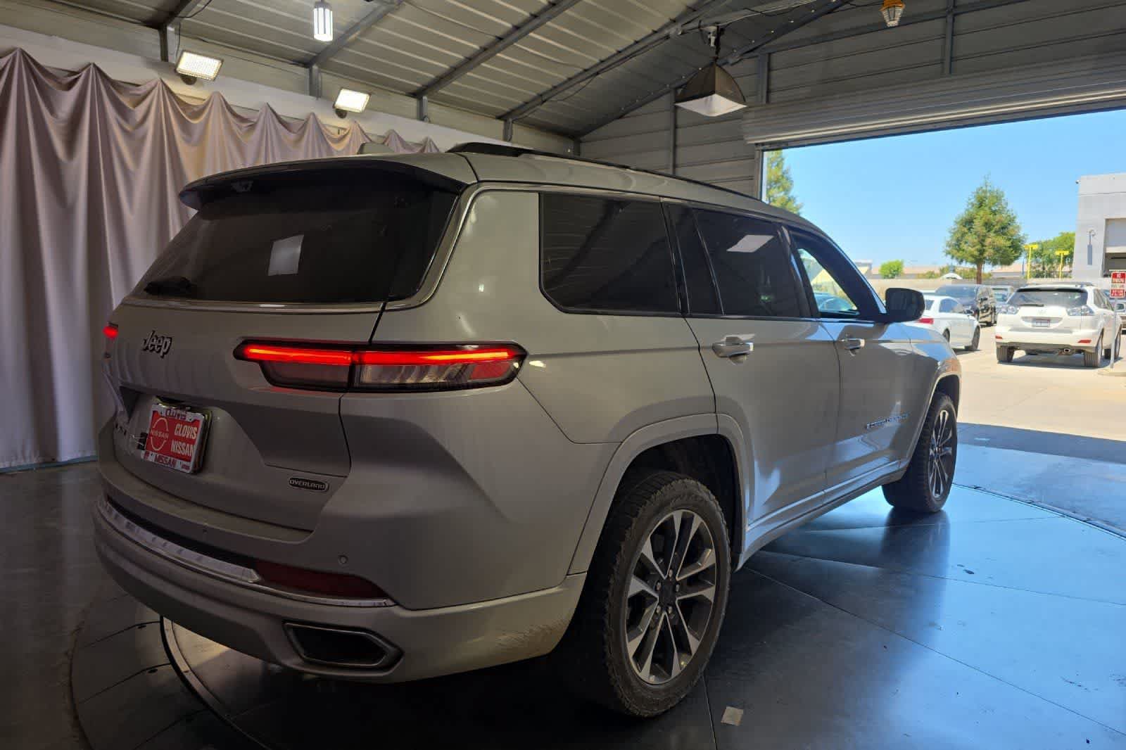 Used 2021 Jeep Grand Cherokee L Overland w/ Advanced Protech Group III AWD/4WD image 3