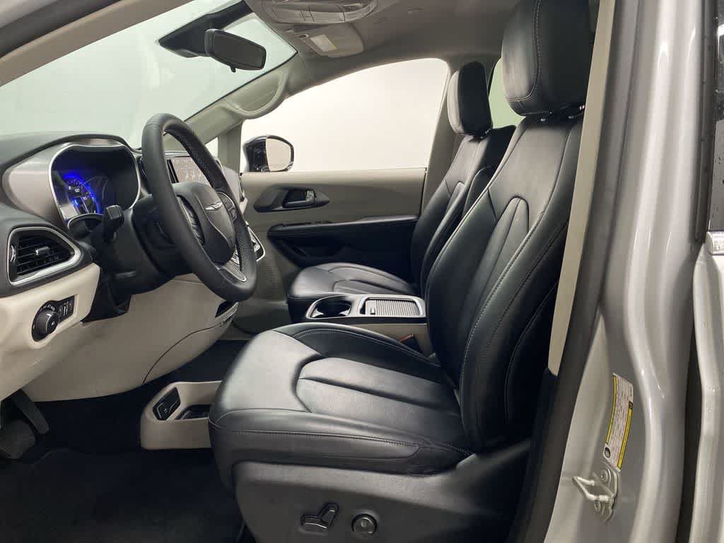 Used 2024 Chrysler Pacifica Touring-L FWD image 13