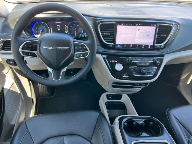 Used 2024 Chrysler Pacifica Touring-L AWD/4WD image 3