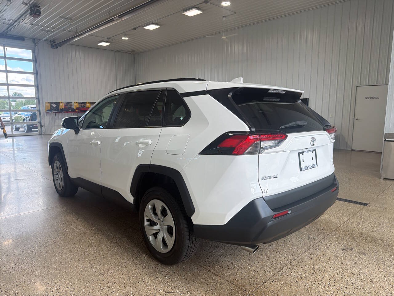 Used 2021 Toyota RAV4 LE AWD/4WD image 3