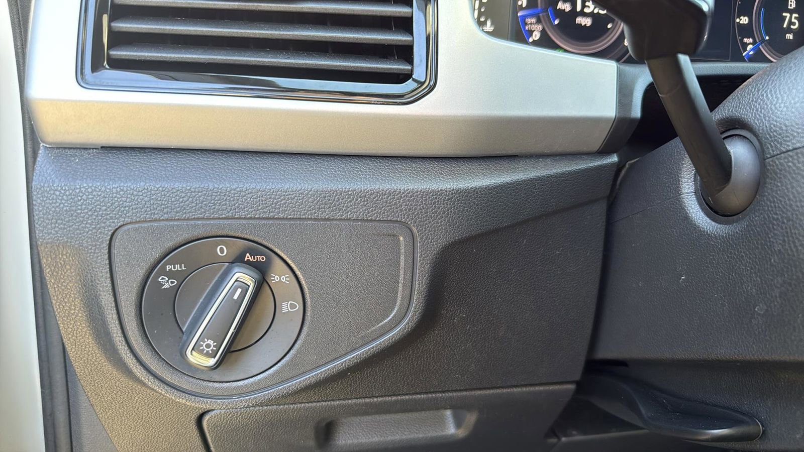 Used 2022 Volkswagen Atlas Cross Sport SE image 17