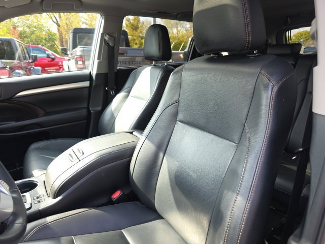 Used 2019 Toyota Highlander XLE AWD/4WD image 3
