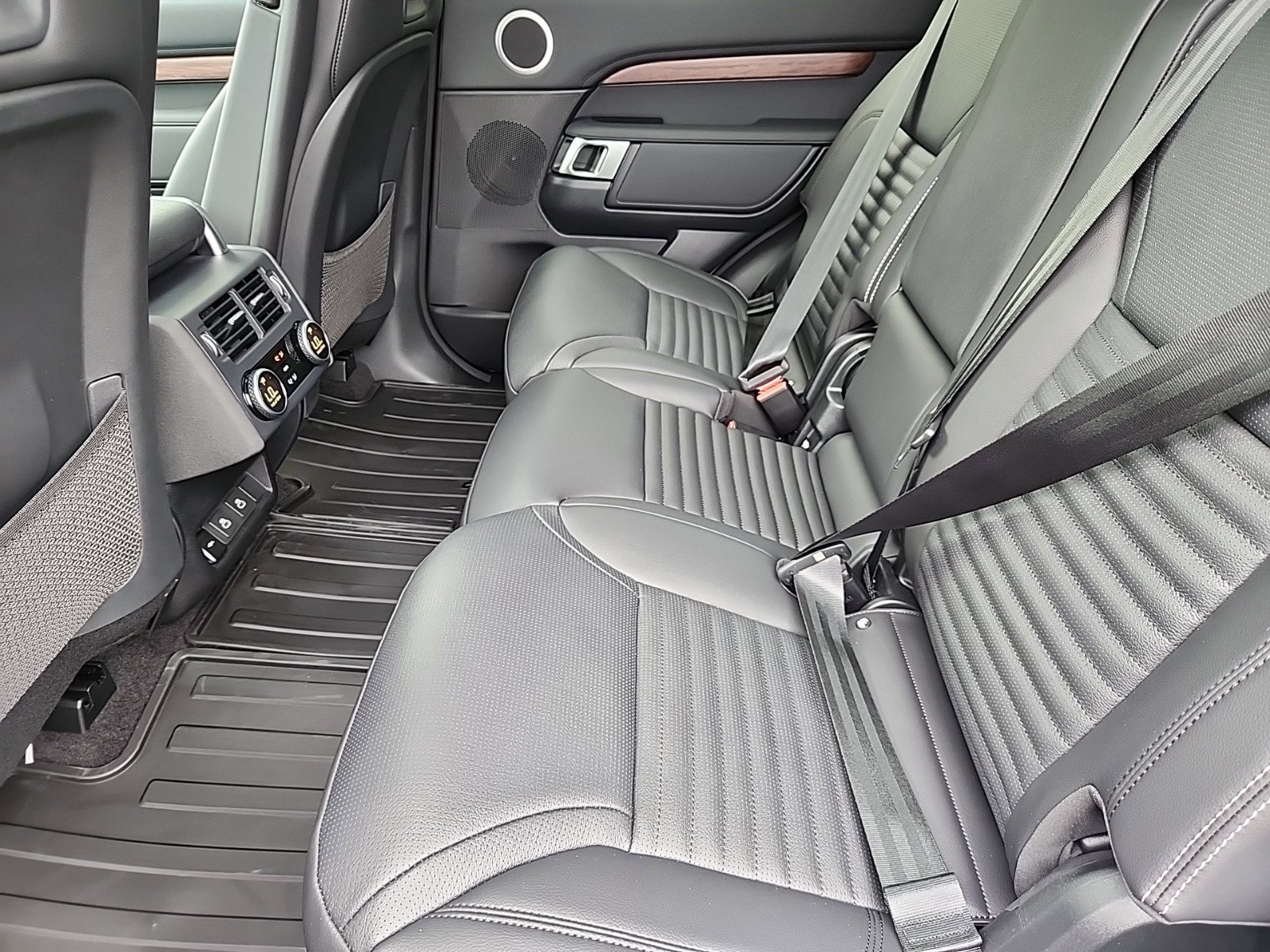 Certified 2024 Land Rover Discovery S image 5