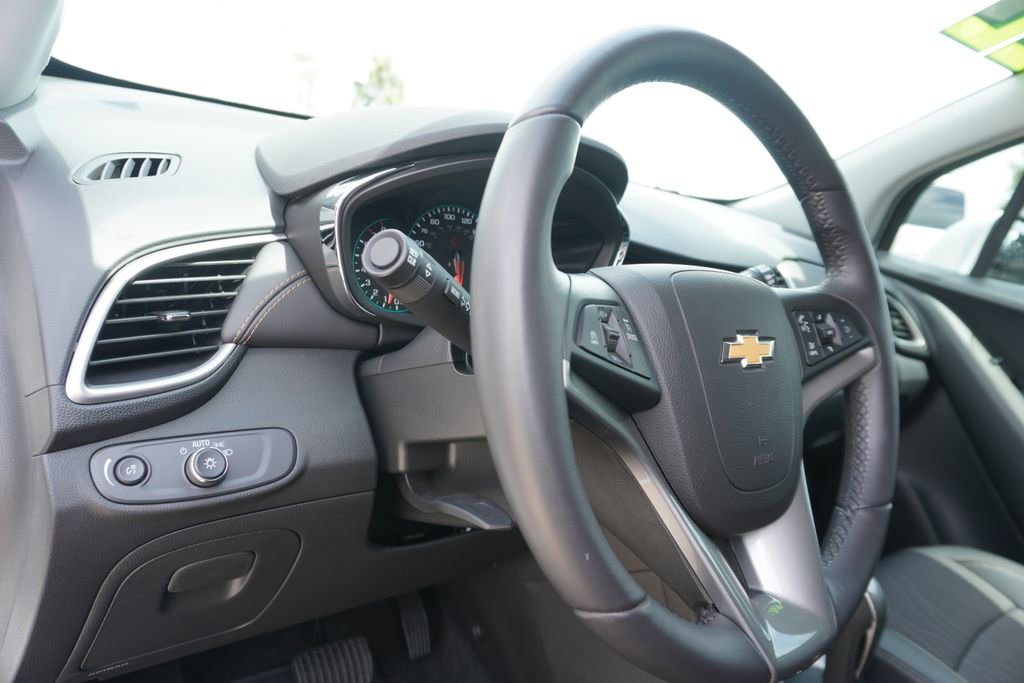 Used 2022 Chevrolet Trax LT w/ LT Convenience Package image 12
