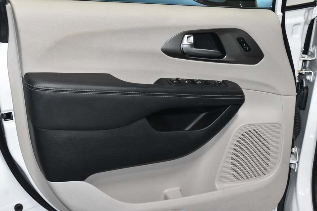 Used 2024 Chrysler Pacifica Touring-L image 4