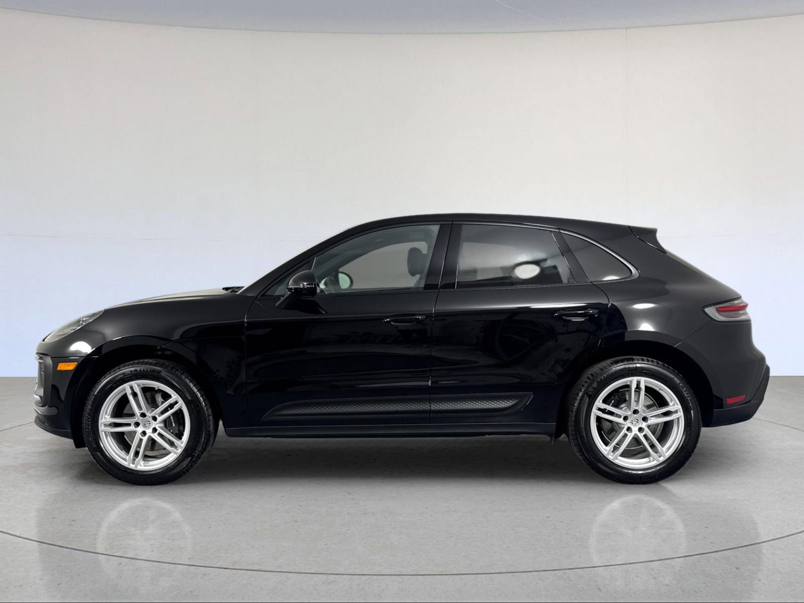 Certified 2025 Porsche Macan image 2
