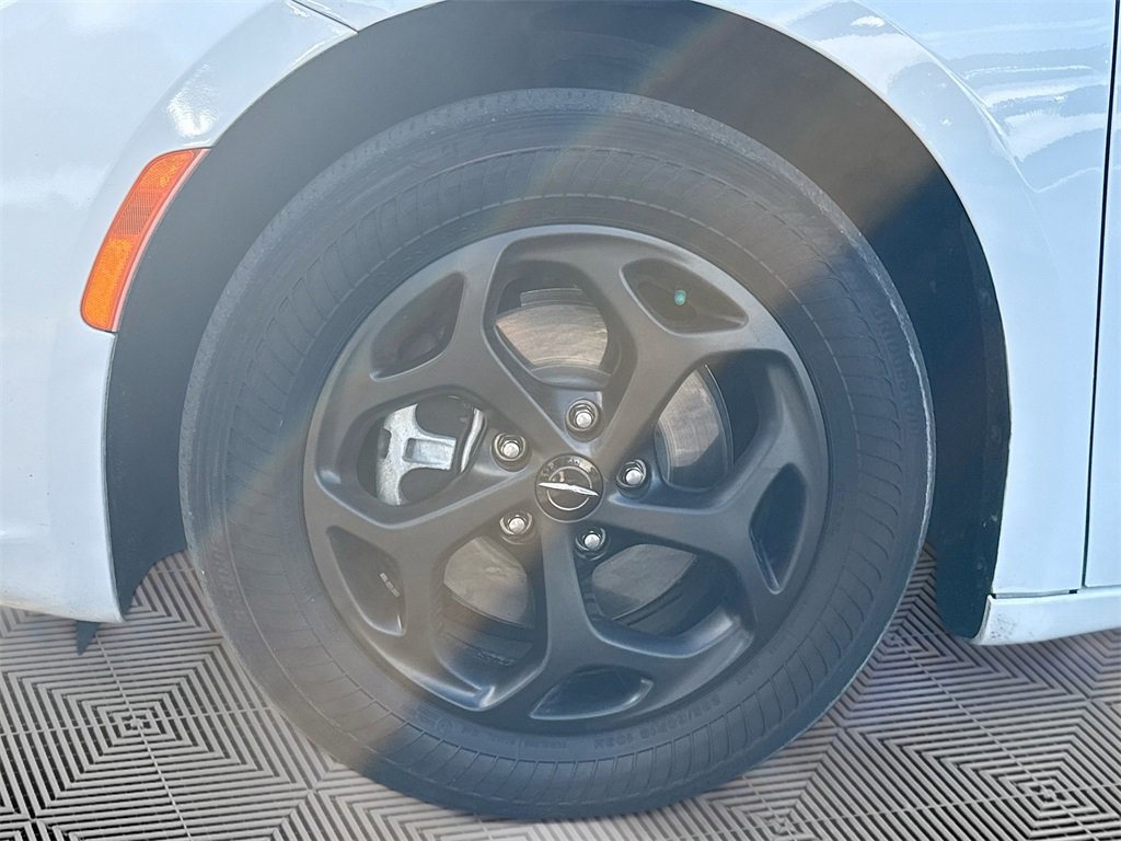 Used 2023 Chrysler Pacifica Limited w/ Uconnect Theater Family Group image 36