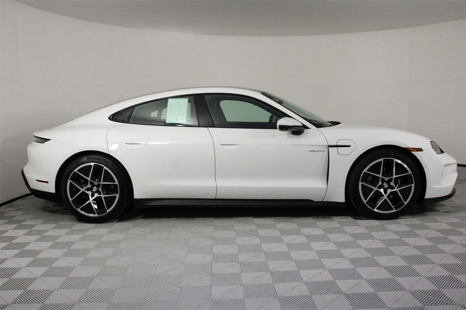 Used 2025 Porsche Taycan image 8