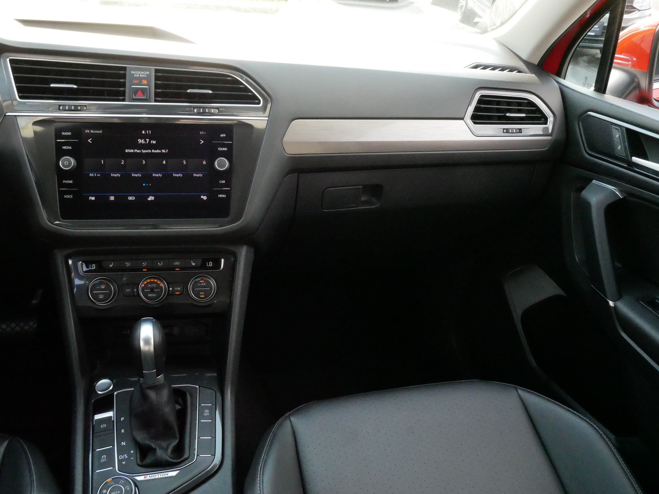 Used 2018 Volkswagen Tiguan SE w/ Panoramic Sunroof Package AWD/4WD image 11