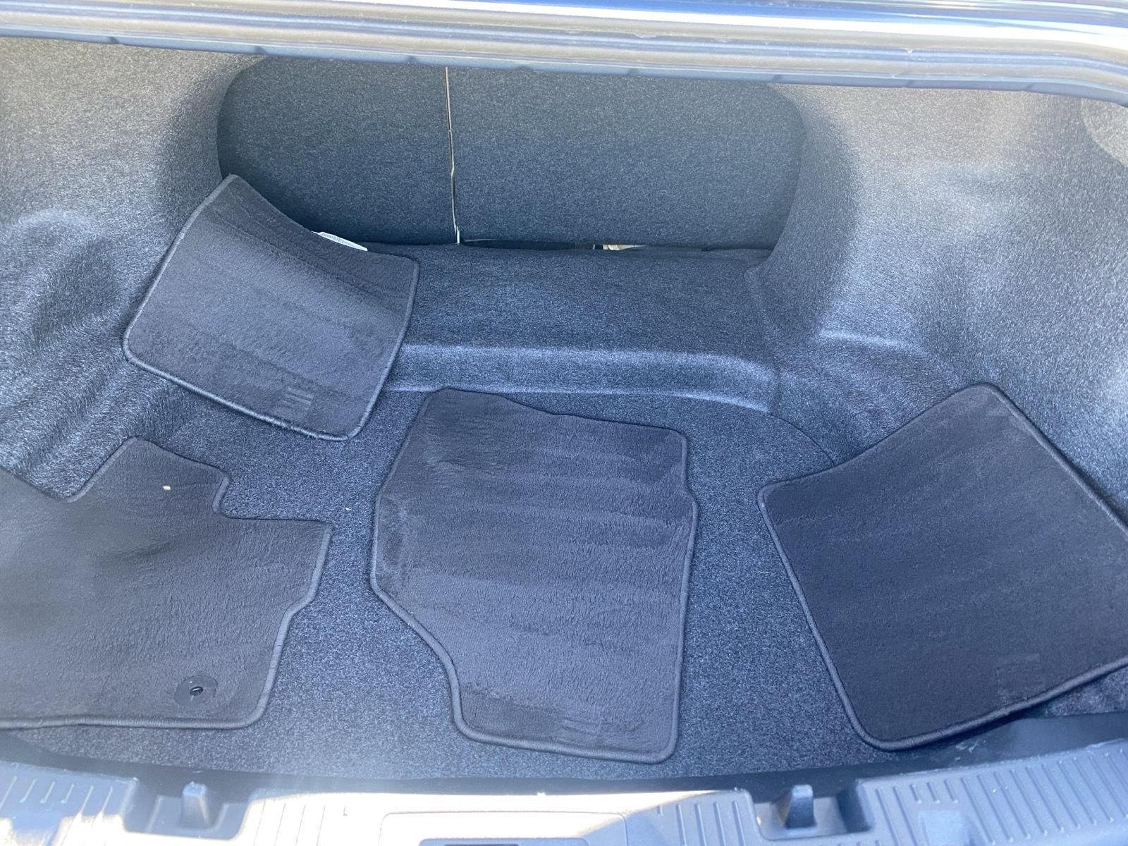 Used 2018 Ford Taurus SE FWD image 11