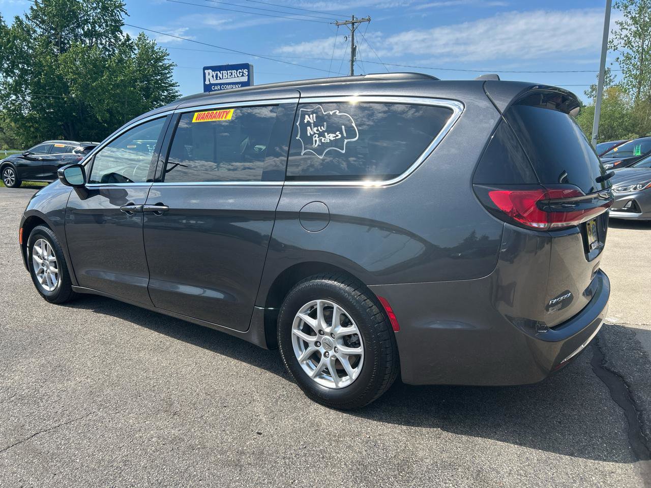 Used 2022 Chrysler Pacifica Touring-L FWD image 2