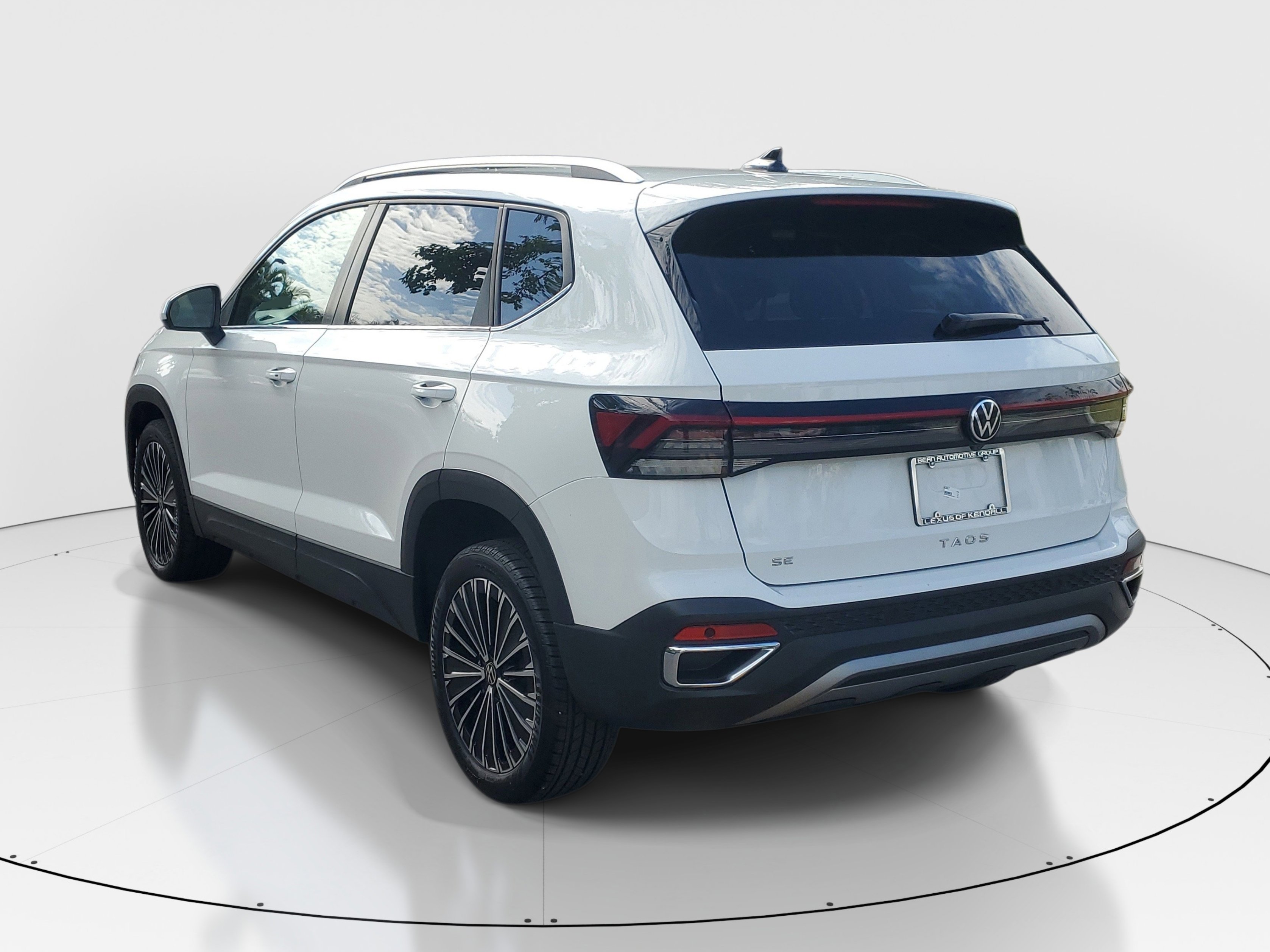 Used 2025 Volkswagen Taos SE FWD image 5