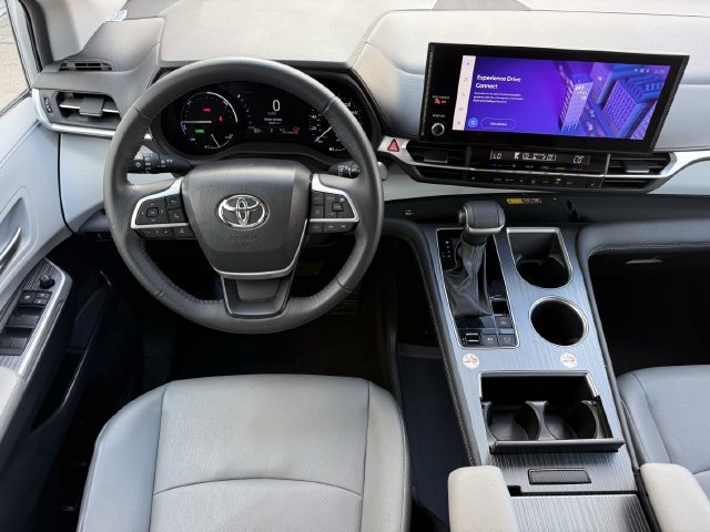 Used 2025 Toyota Sienna XLE FWD image 12