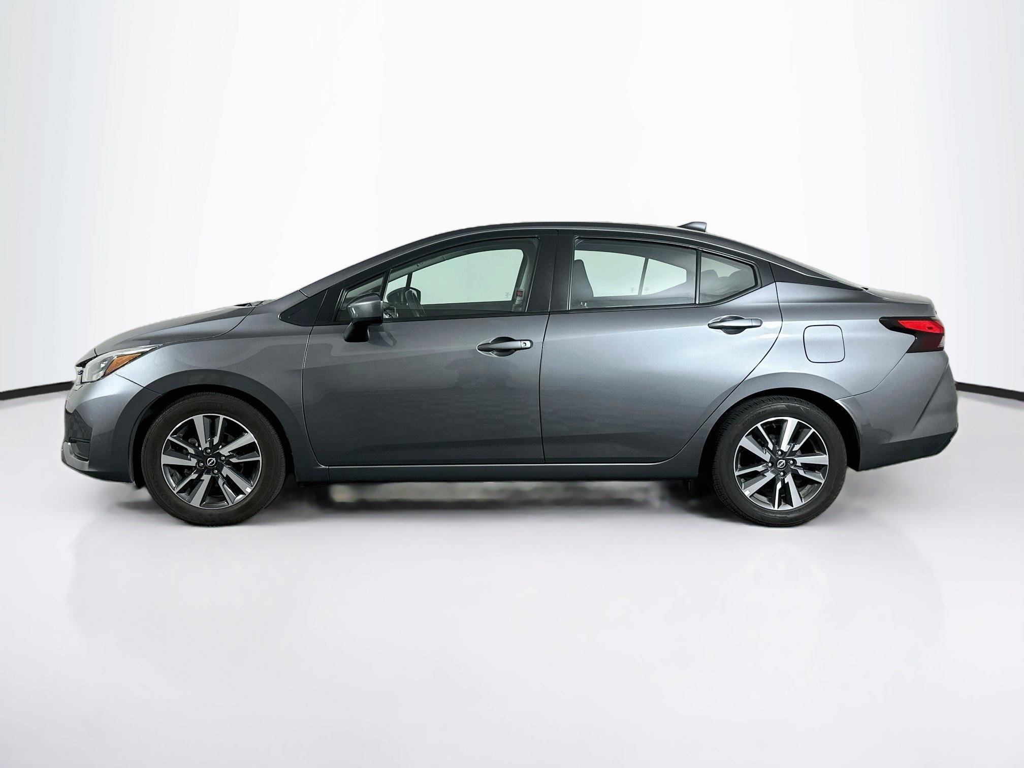 Used 2025 Nissan Versa SV FWD image 4