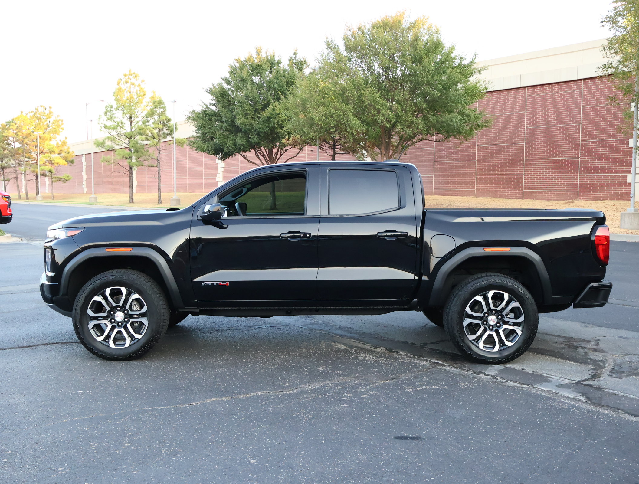 Used 2024 GMC Canyon AT4 w/ Technology Package AWD/4WD image 31