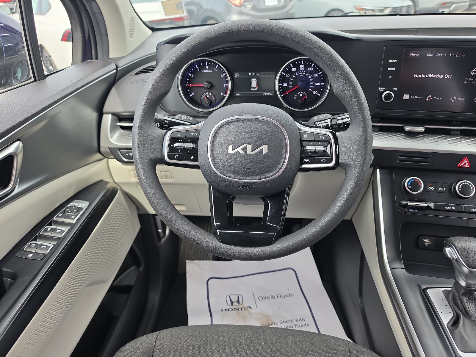 Used 2024 Kia Carnival LX FWD image 9