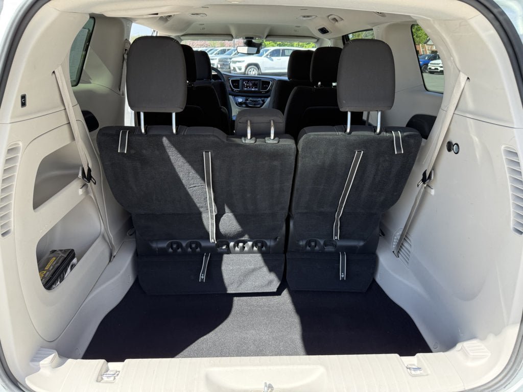 Used 2023 Chrysler Voyager LX FWD image 17