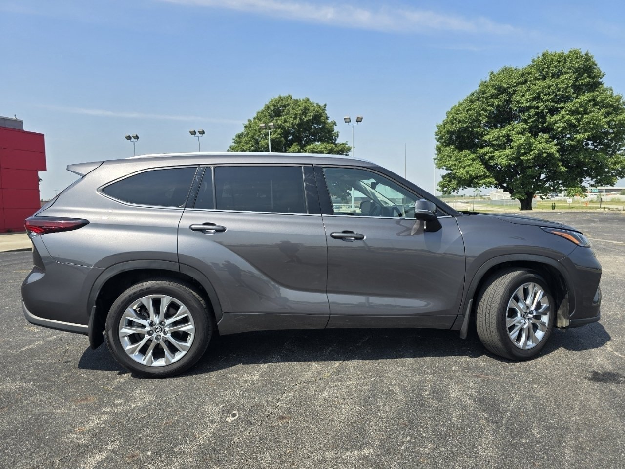 Certified 2024 Toyota Highlander Limited AWD/4WD image 19