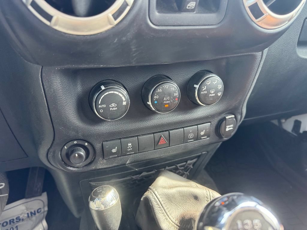Used 2017 Jeep Wrangler Unlimited Rubicon w/ Cold Weather Group AWD/4WD image 11