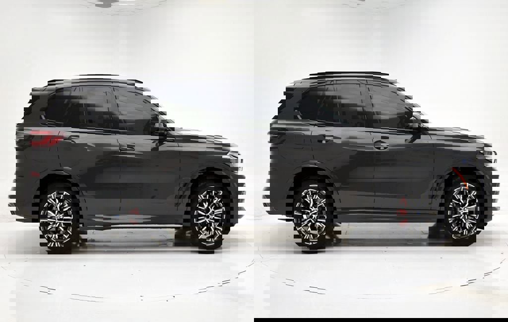 Used 2022 BMW X5 M50i w/ Executive Package image 4