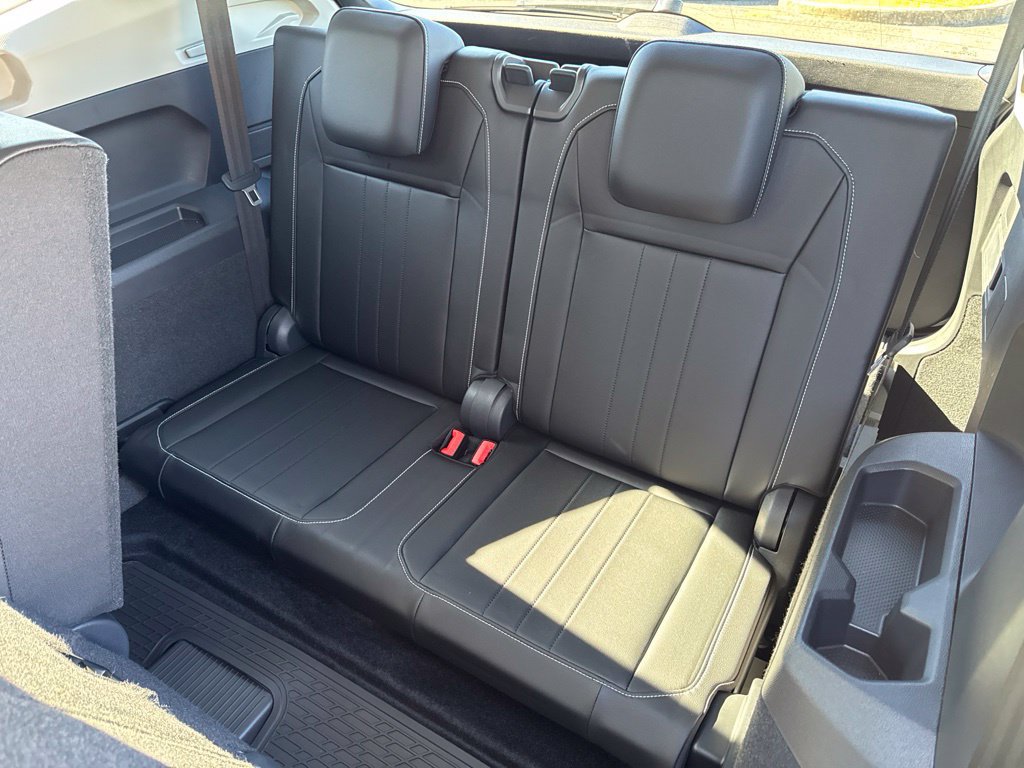 Used 2024 Volkswagen Tiguan SE w/ Panoramic Sunroof Package FWD image 26