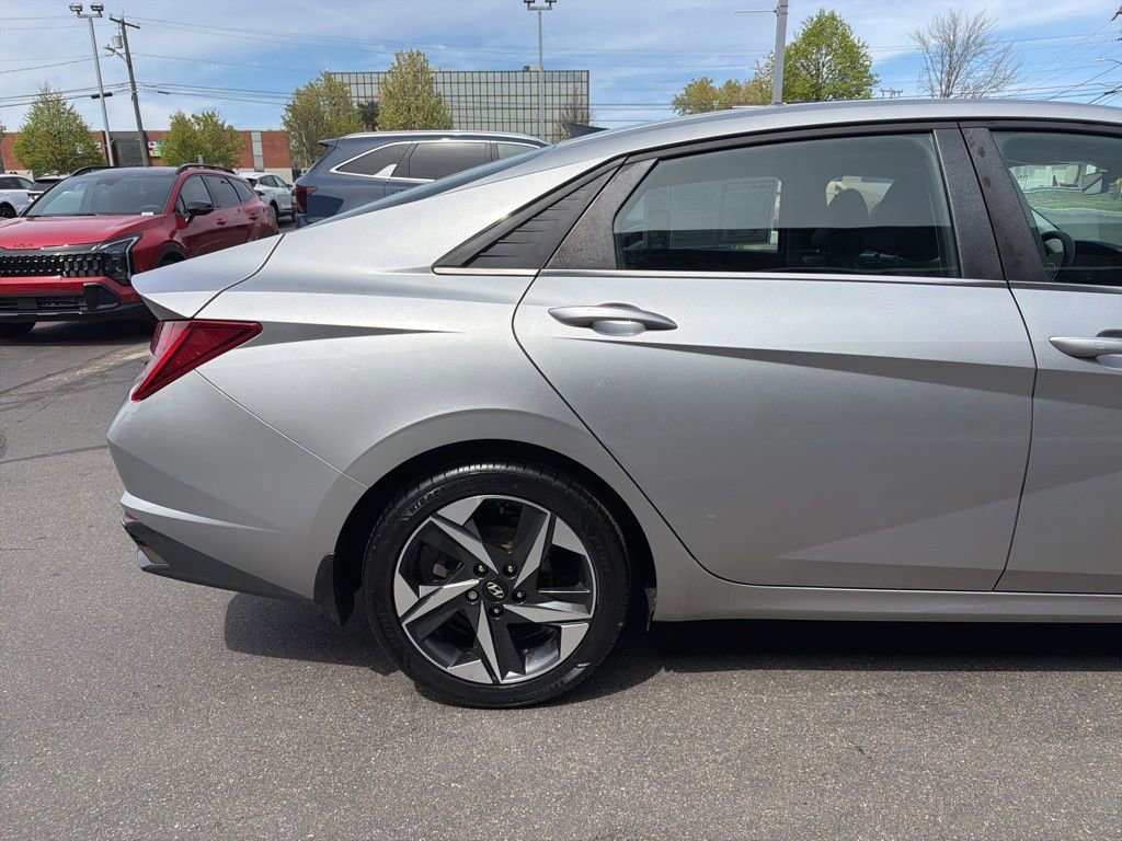 Used 2022 Hyundai Elantra Limited FWD image 7