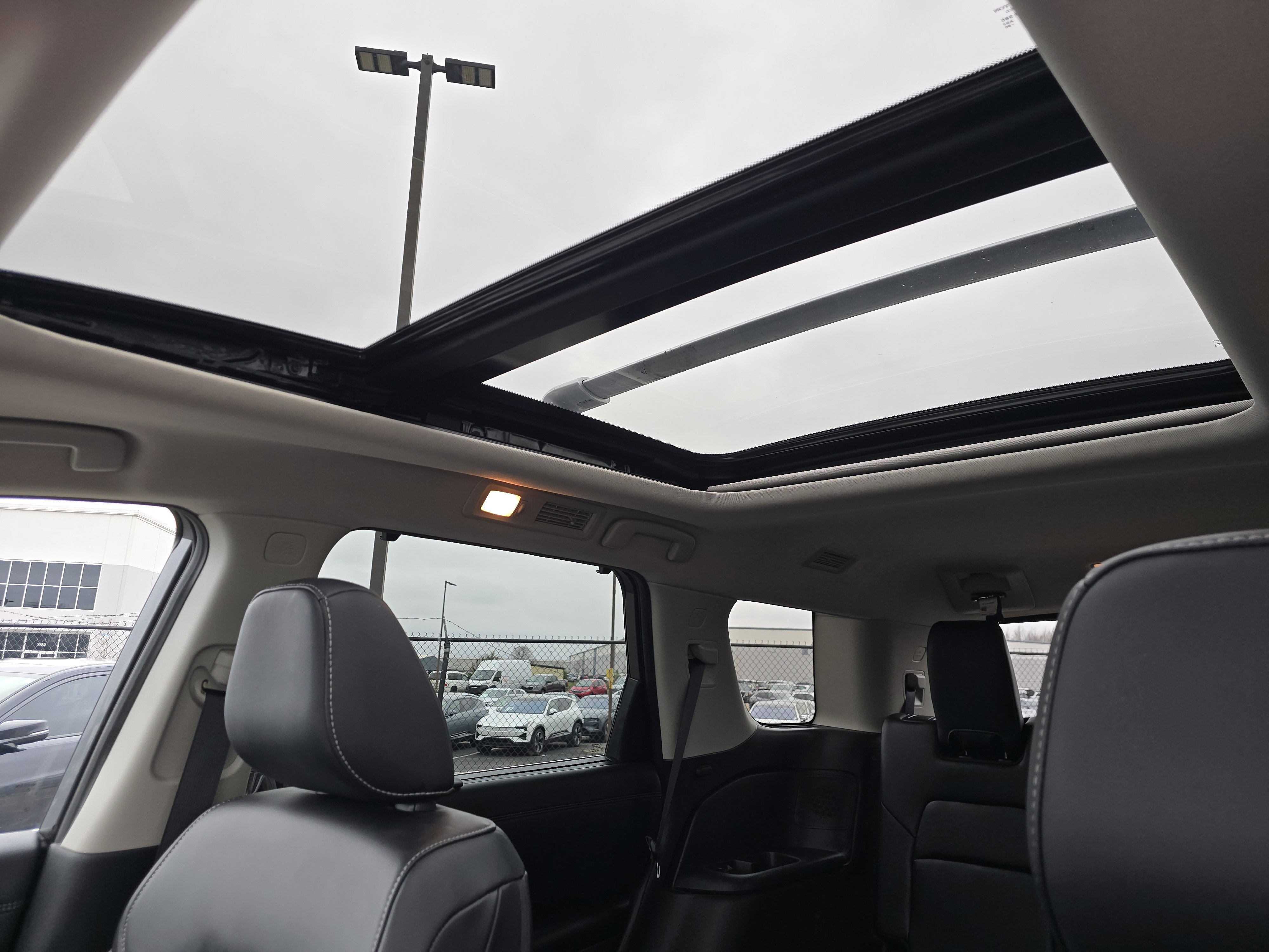 Used 2024 Nissan Pathfinder Platinum image 9