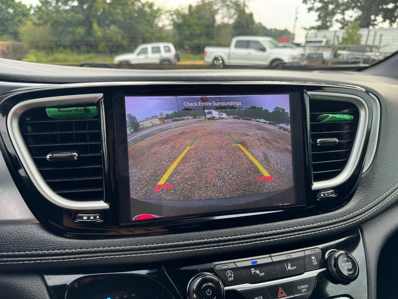 Used 2023 Chrysler Pacifica Touring FWD image 33