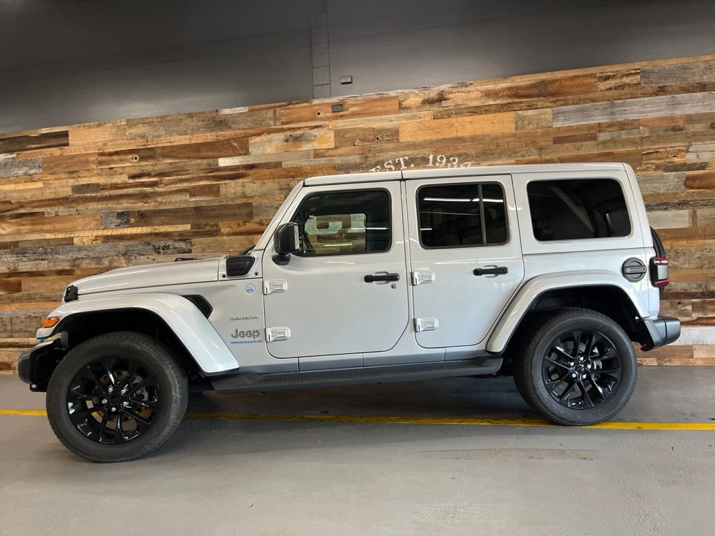Used 2023 Jeep Wrangler Unlimited Sahara w/ Cold Weather Group AWD/4WD image 19